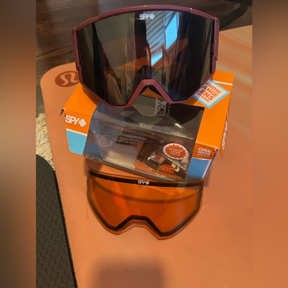 Spy ski goggles - maroon with 2 lens and box.